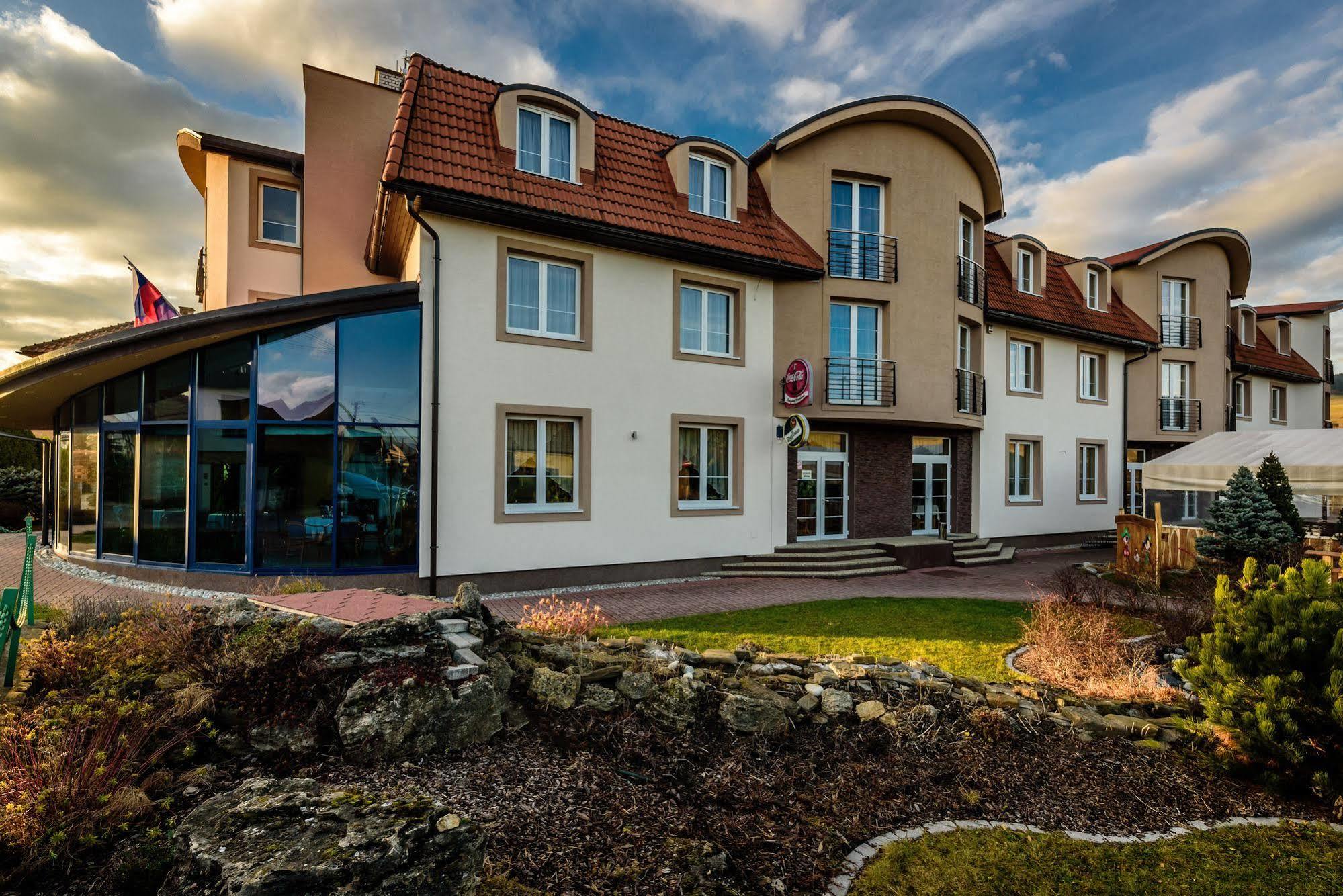 Penzion Fontana Bešeňová Exteriör bild